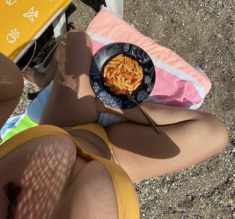 naughty lola beautiful model images