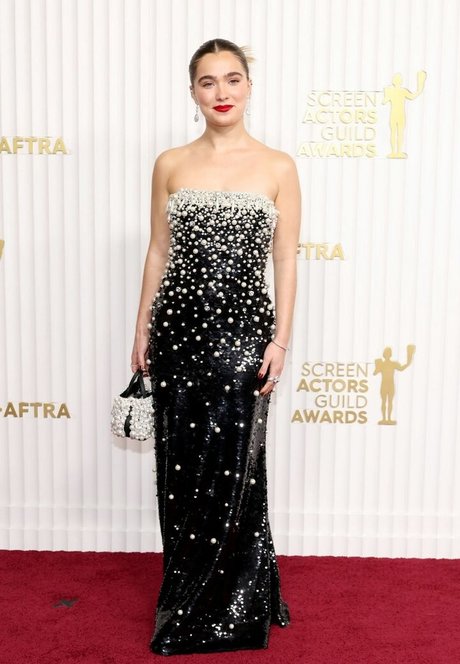 Haley Lu Richardson nude model pictures