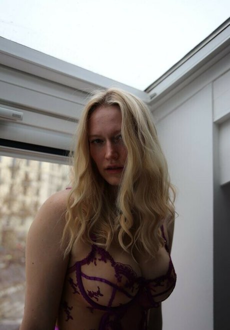 luizaconlaz exclusive model pic