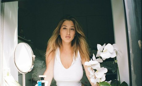 Lindsey Kevitch top model photos