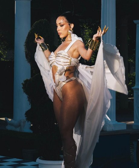 Doja Cat pornographic model photos