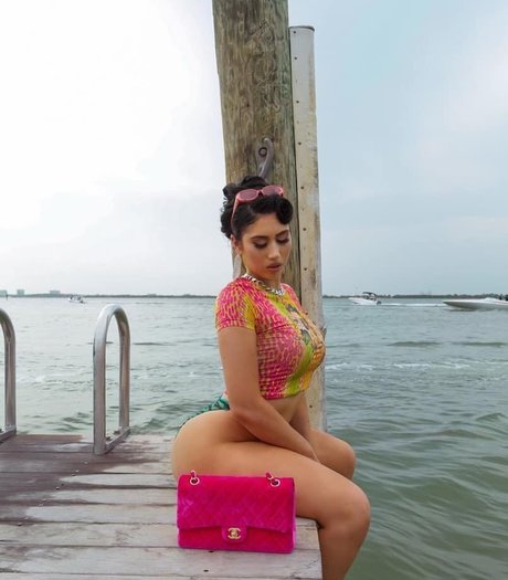 Kali Uchis sexy star image