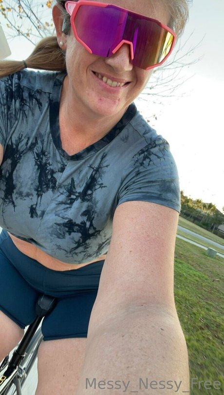 messy nessy free beautiful model img