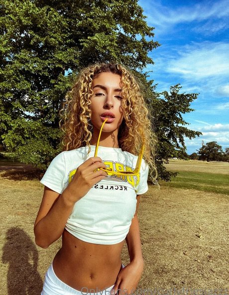 curlyfriesjazzz pornographic model img