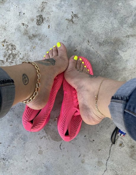 servingfet free model picture