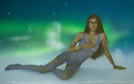 Devicartel naked model image