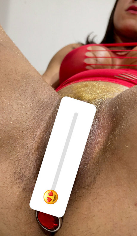 carlainhaia hot model img