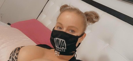 nikkidelano naked model pics