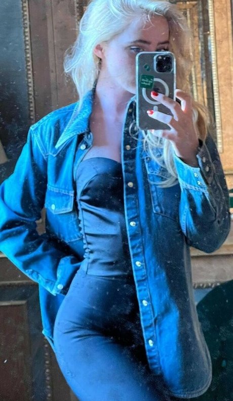 Kathryn Newton pretty star photo