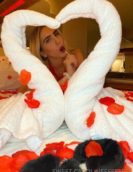 curveswithcaroline model high quality pic