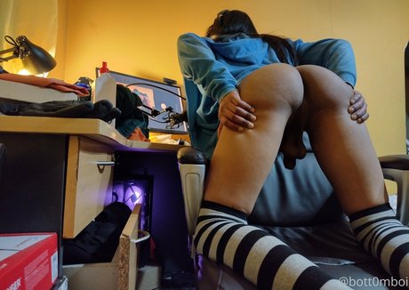 bott0mboi star naked archive