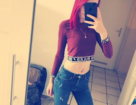 Gina gzuz adult model image