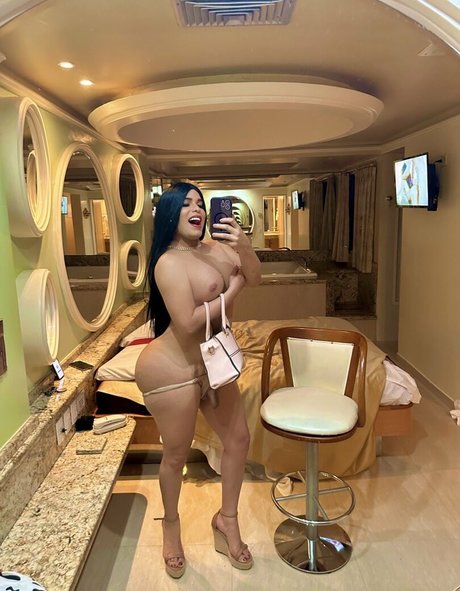 Coralba Tucson star sexy pic