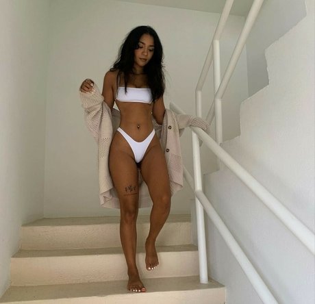 sharnyceballos model art gallery