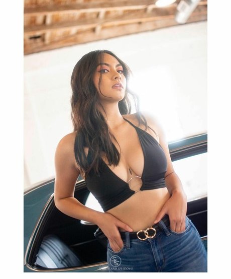 Nina Valencia art model image