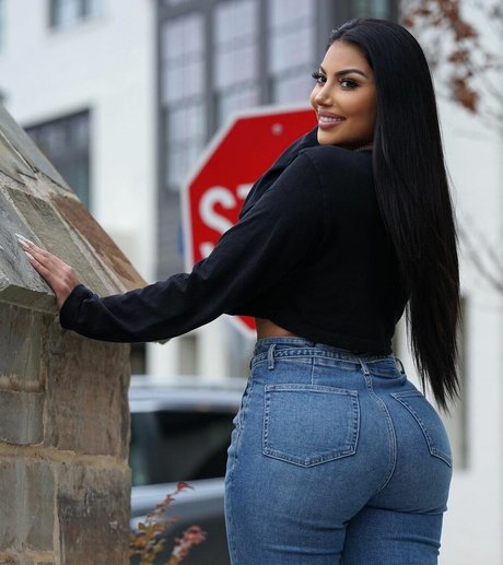 lareinasworld naked actress photo