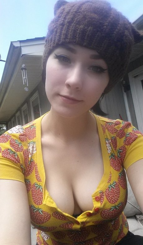 Mira Scarlet pornstar pretty images