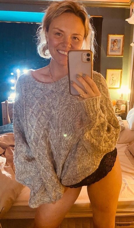 Charlie Brooks star sexy pictures