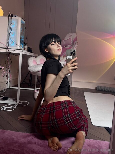 urplpur art actress pics