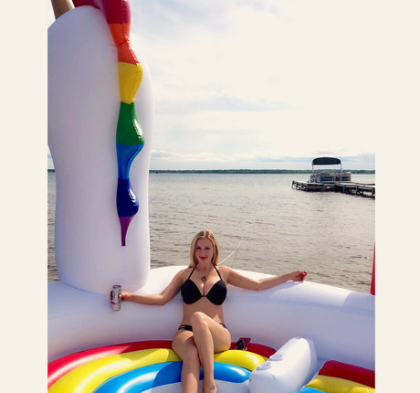 Yillian model sexy picture