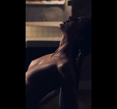 _naissance model hot image