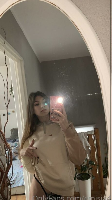 Emisia4 beautiful actress photo