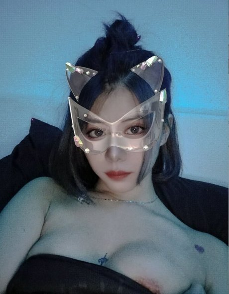 HyunIris model nude pic