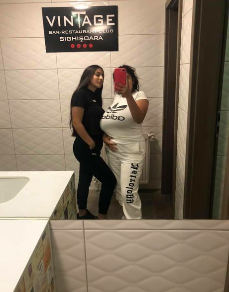 Melannia nude model img