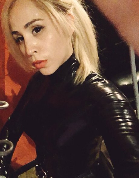 SophiaLarou model hd image