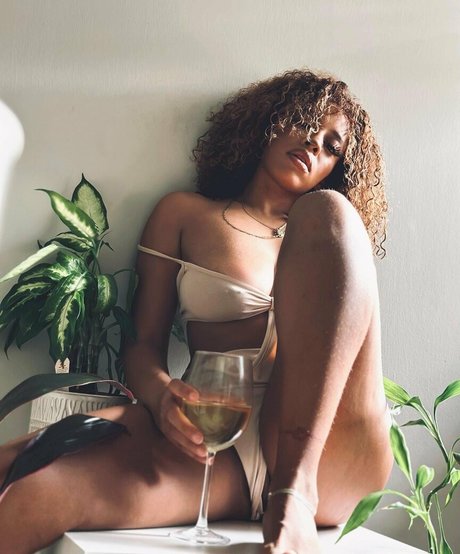 Giana Malise erotic pornstar photo