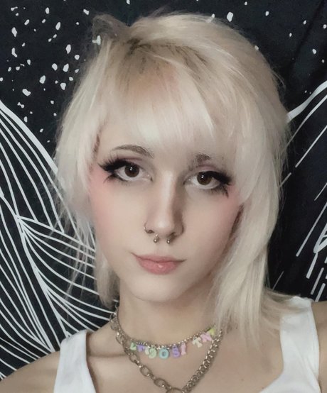 evie angel erotic model gallery