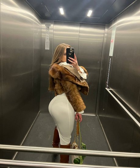 Ana Manta nude star archive