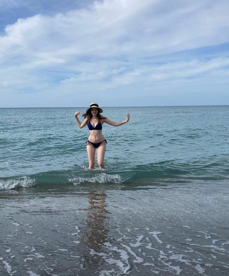 Extraseedless model erotic photo