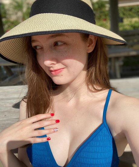 Extraseedless art actress galleries