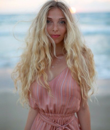 Tiny Miny Mo pornstar art pic