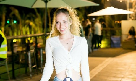 Tiny Miny Mo sex star galleries