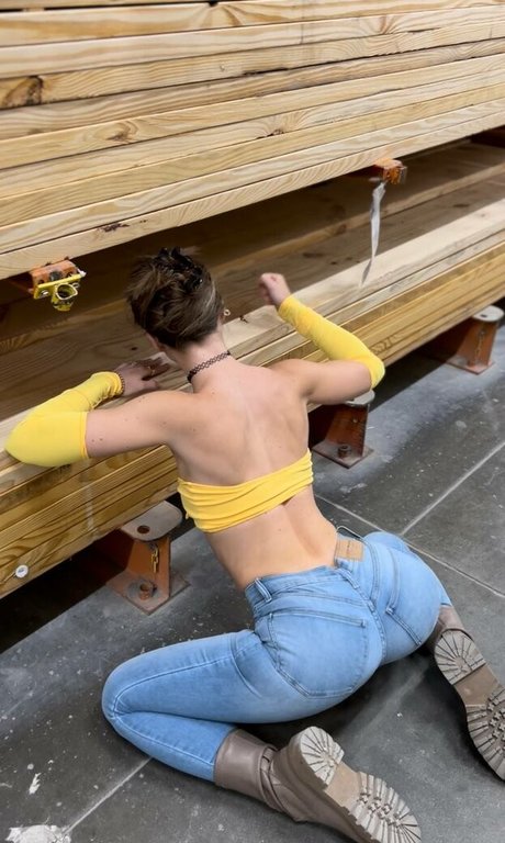 Ellie Handygirl perfect model image