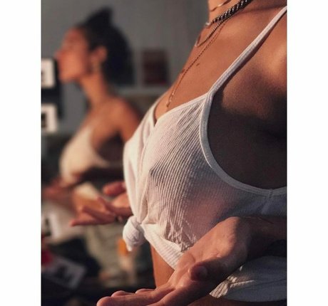 Caitlin Stasey sexy model picture