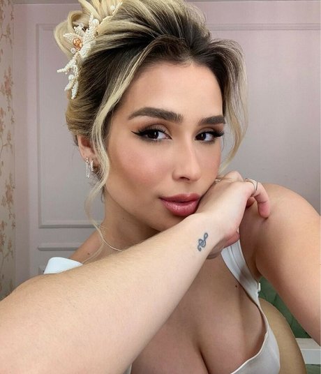 LoryLives sexy model img