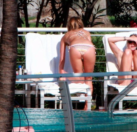 Jennifer Anniston nude model picture