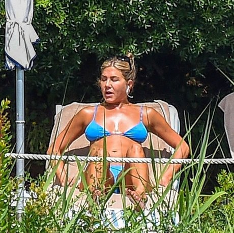 Jennifer Anniston naked model pics