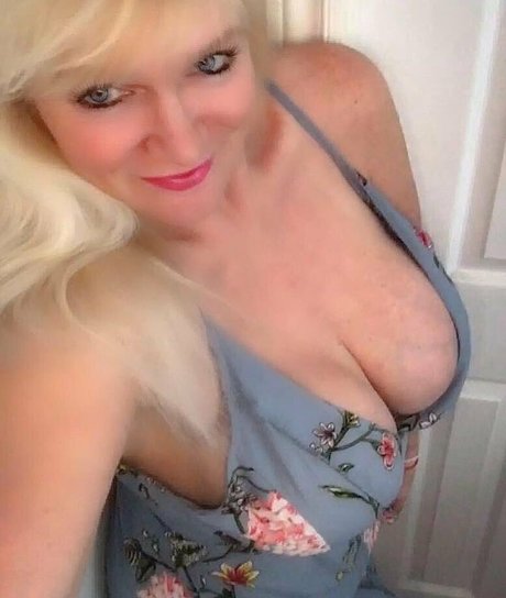 Sandie Lee pornstar beautiful pictures