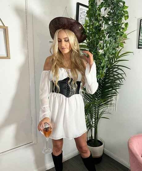 Ellierose Kelly art model pic