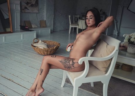 Pretty Mary model exclusive pics