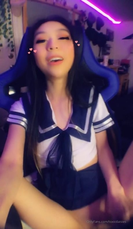 ToxicDaisies model sexy pics