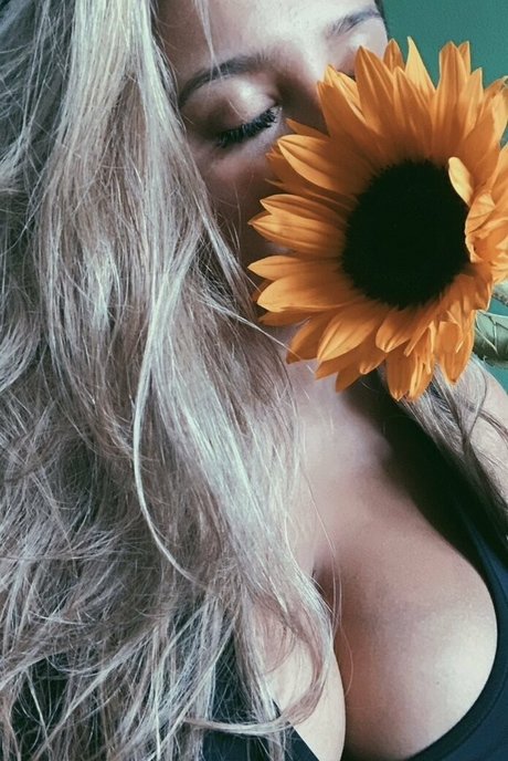 Zara Zahir model xxx photo