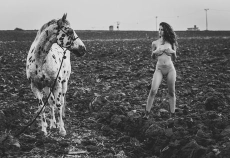 Yael Gayaa sexy actress image