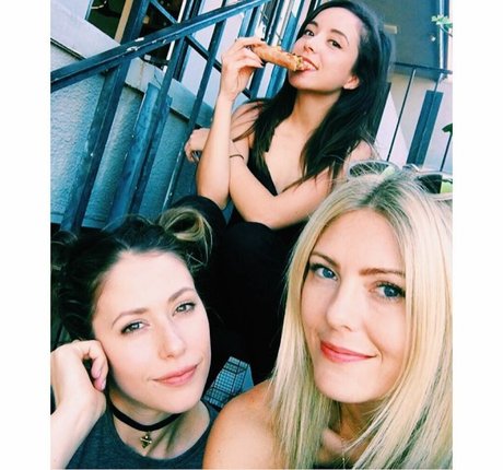 Amanda Crew sexy actress photo