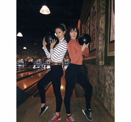 Amanda Crew beautiful model pictures