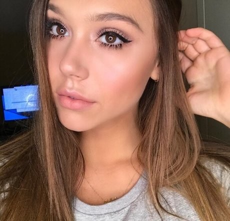 Alexis Rene Glabach hd actress pictures